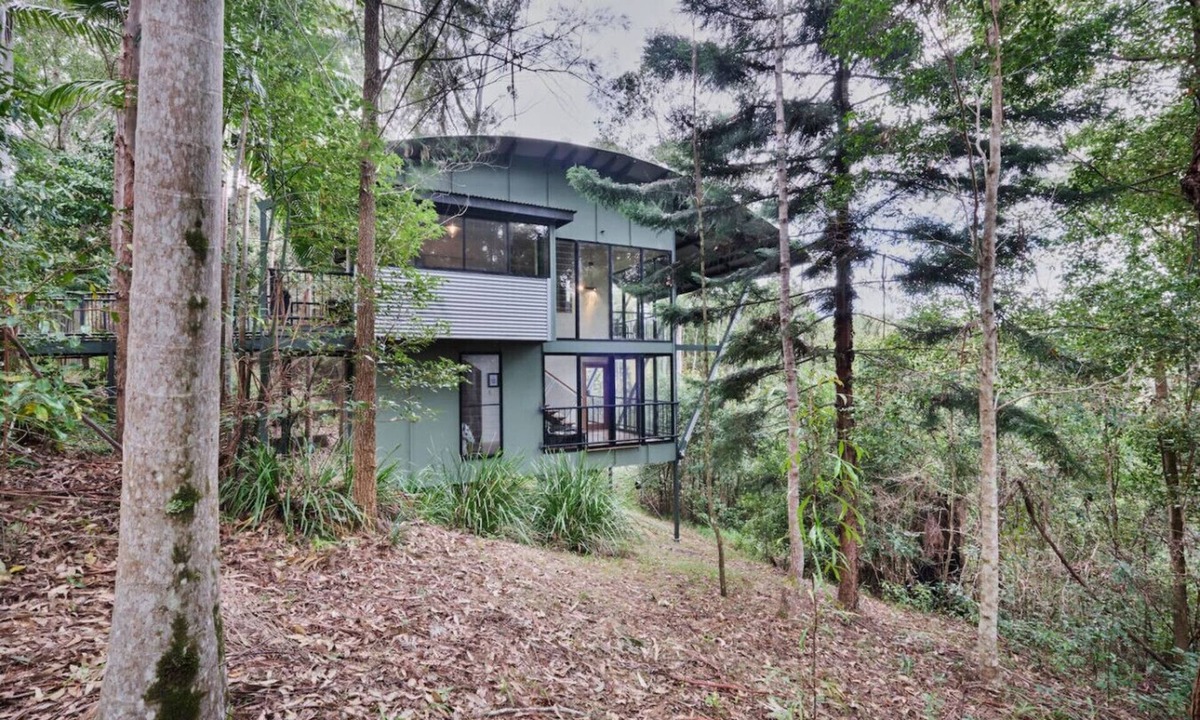 Smiths Creek Ski Chalet | Ecoasis Forest Chalet: Romantic Rainforest Retreat