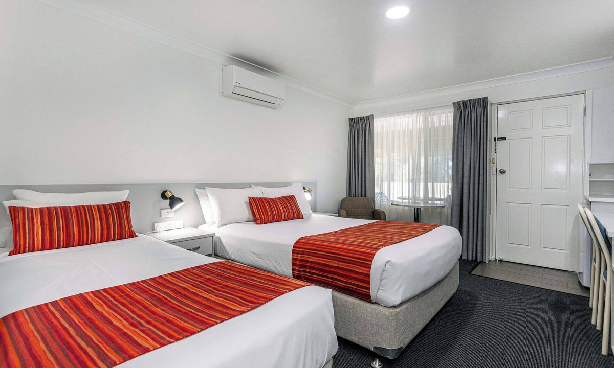 Cowra Hotel | Econo Lodge Alabaster