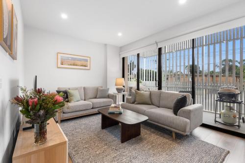 Caulfield North Apartment | Elegant 2-Bedroom, 2-Bathroom Apartment at Caulfield Park with Balcony & Parking