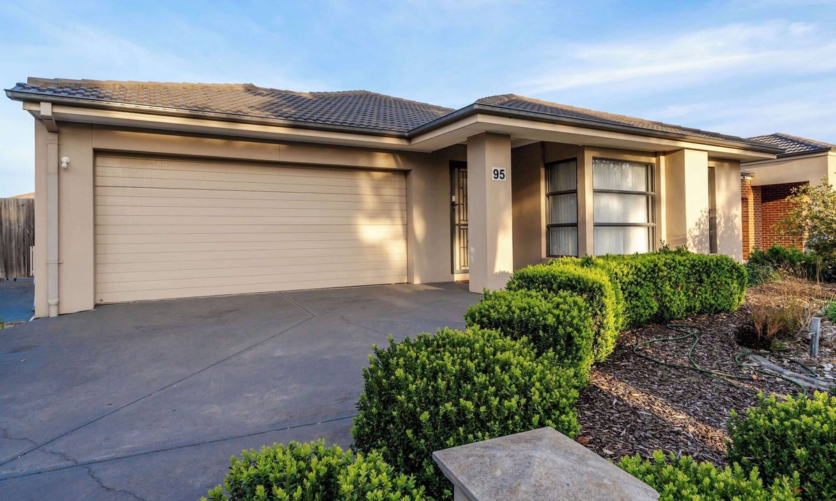 Point Cook House | Elegant 4BR Villa with 3 Living Rooms in PointCook