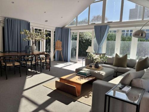 Ormond Villa | Elegant Art Deco Gem Cosy 3BR Retreat