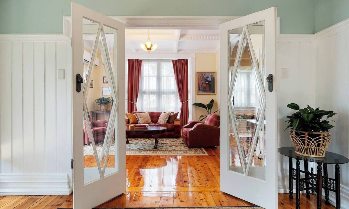 Castlemaine House | Elegant Goldfields Retreat | Spa Bath & Privacy