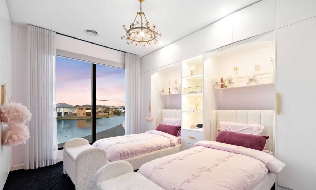Sanctuary Lakes House | Elegant Waterfront Escape – Point Cook Relax with the whole family.