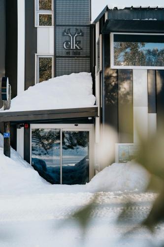 Falls Creek Cabin | Elk at Falls