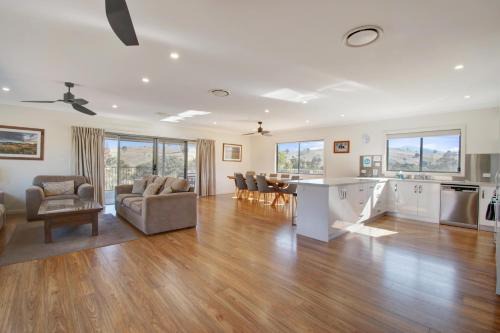 Little River House | Elm Cottage Tumut