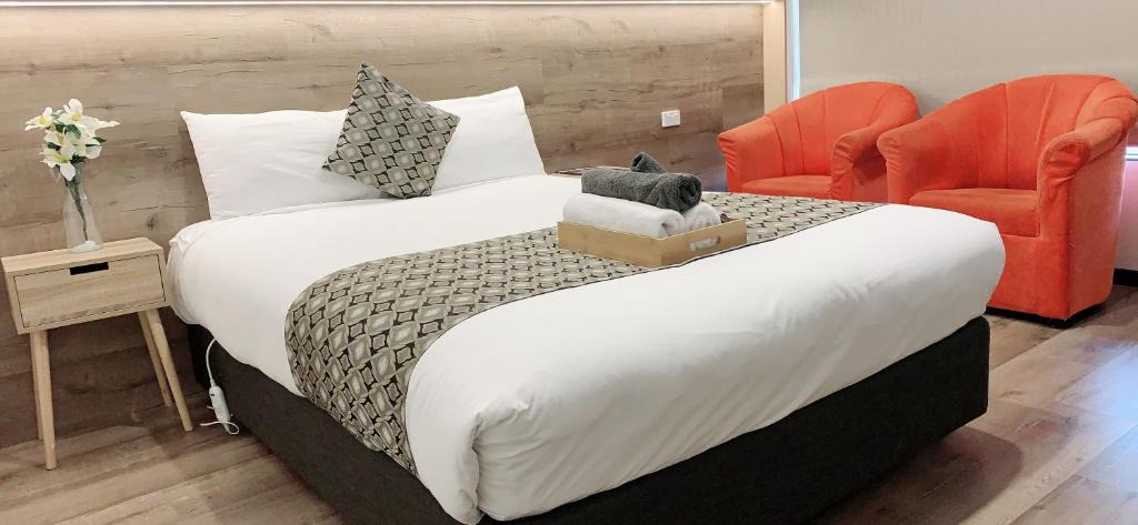 Golden Square Hotel | Elm Motel