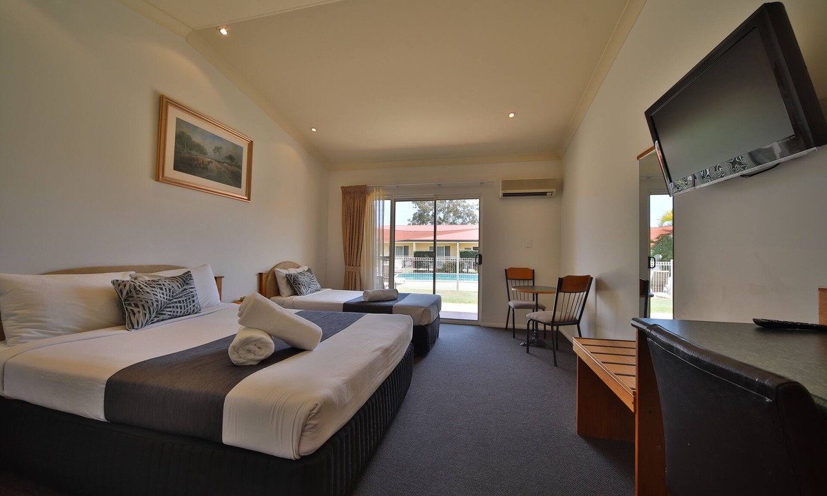 Emerald Hotel | Emerald Explorers Inn