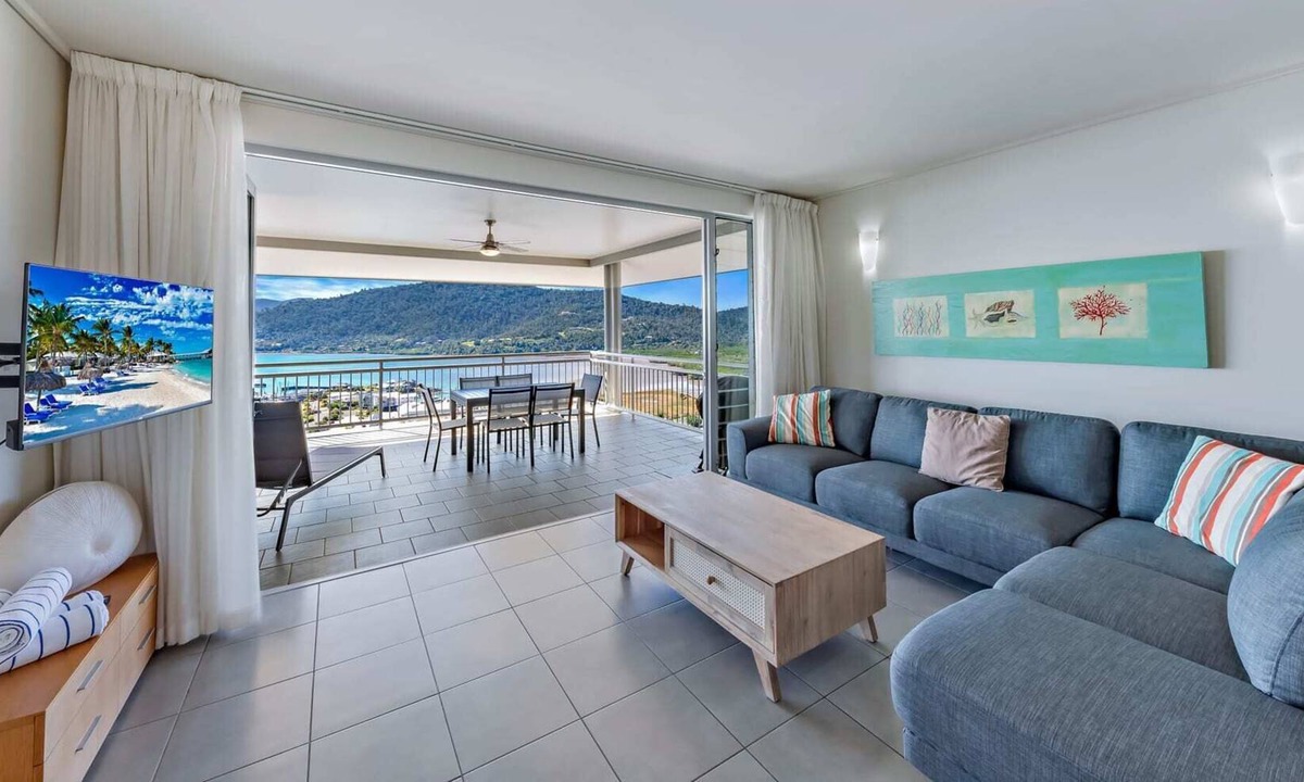 Airlie Beach Apartment | Endless panoramic views of the Whitsundays at 333