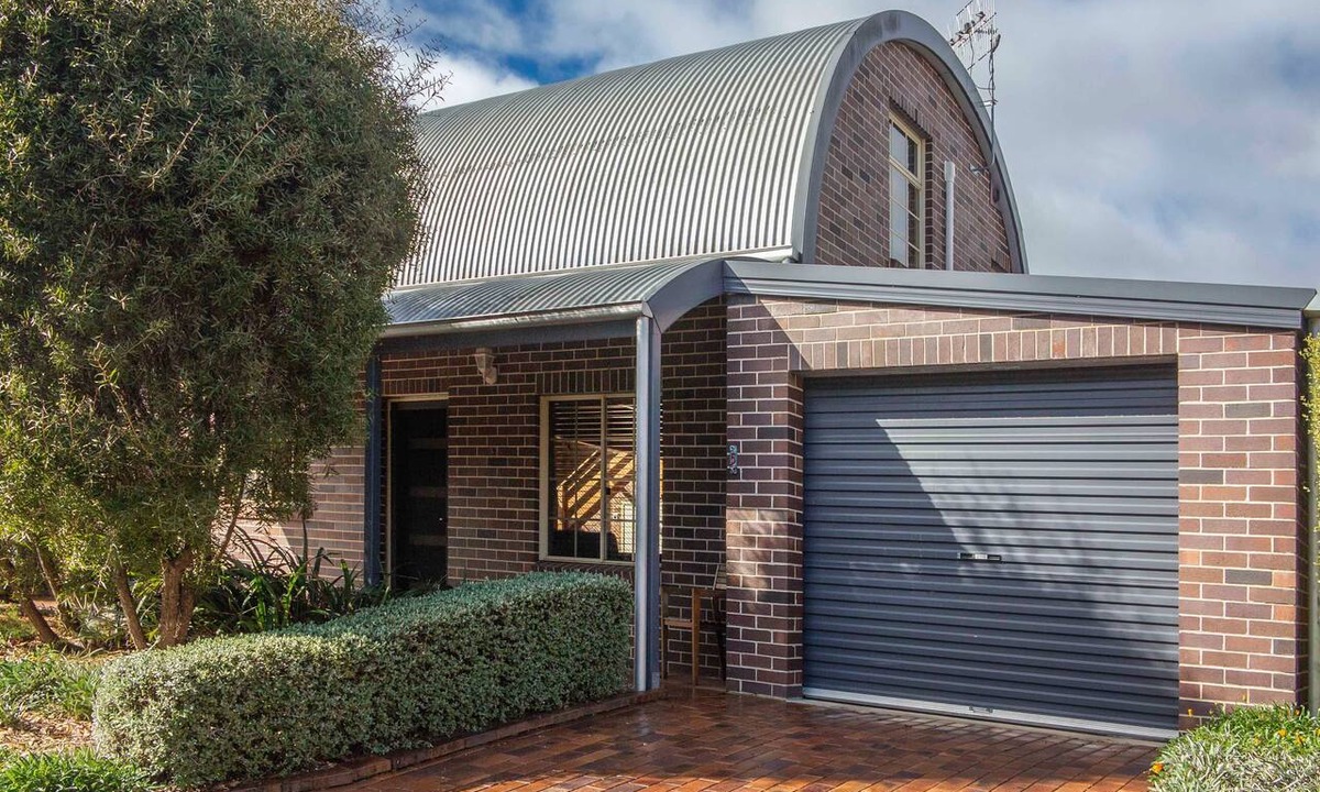 Armidale House | Entire home | 2 Bathroom | Office | Walk to CBD | Longer Stays Welcome