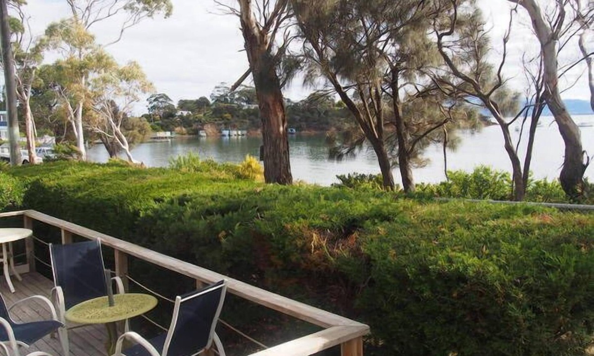Dodges Ferry House | Entire House, Virtual Waterfront, 5 bedrooms, Sleeps from 2 to 9 guests