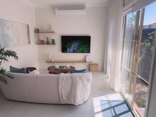 Bentleigh House | Entire Modern Cozy Pet Friendly 1BR in Prime Bentleigh Garage, Bath, Walk to Station & Shops