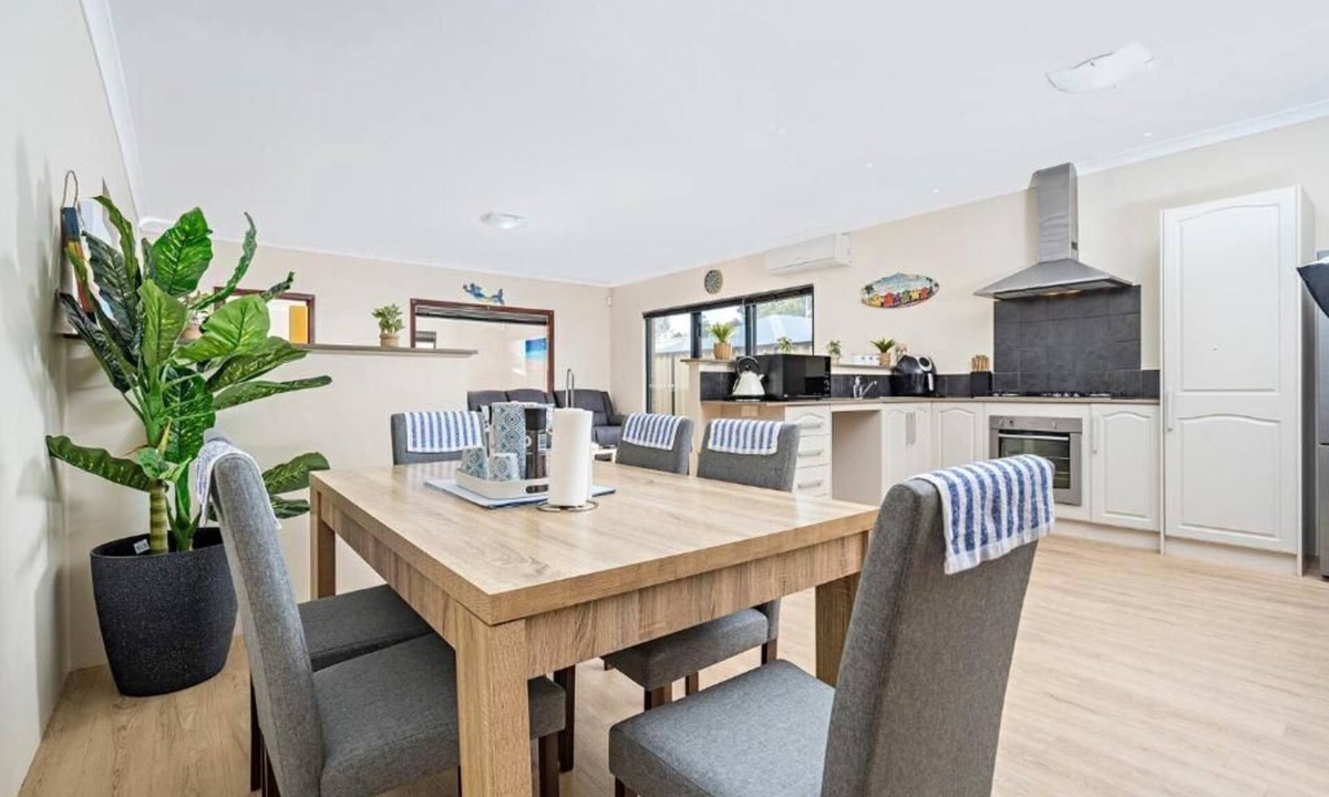 Geraldton House | Entire Spacious 4 BR Home near Beach, Foreshore, City Centre- Fantastic Location