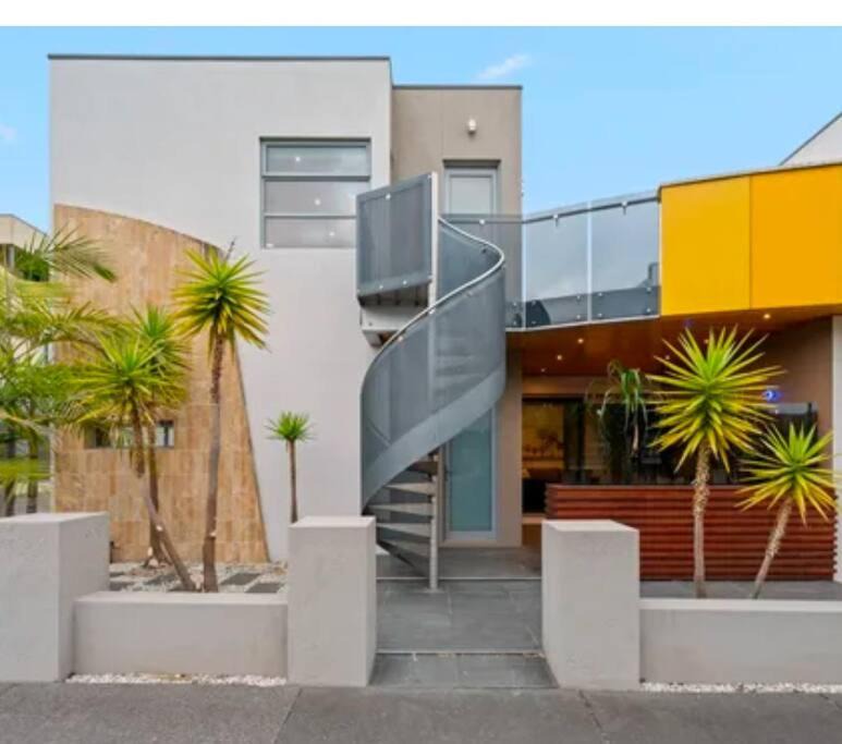 Maribyrnong Apartment | Entire studio with balcony