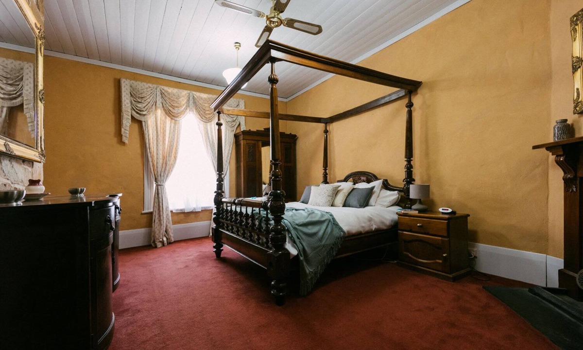 Upper Wakefield Cottage | Escape & Step Back in Time. Spa Wood Fire 4 Poster Bed! Mintaro Hideaway Scholar