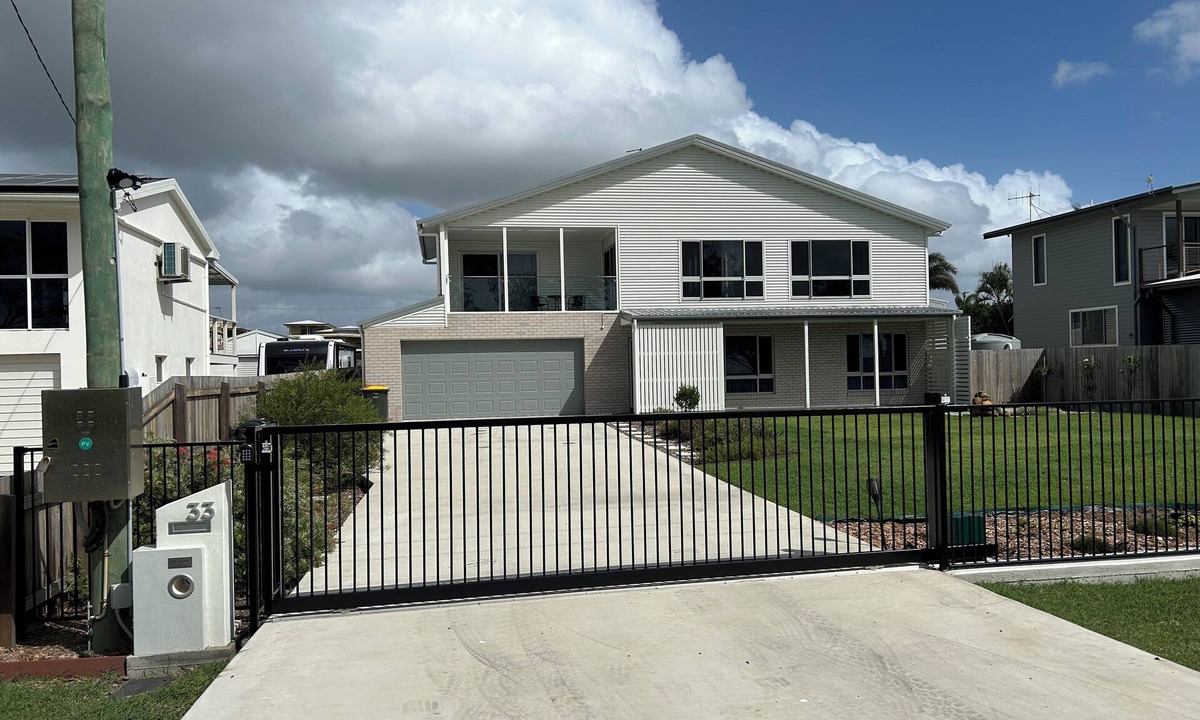 Burnett Heads House | Eureka@BurnettHeads Sleeps 6 + 2 . Pet friendly fenced yard