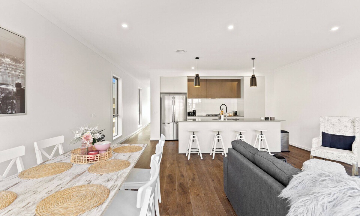 Carrum Downs House | "Everything is Grey" 4-bedroom townhouse with all you need for a perfect stay.