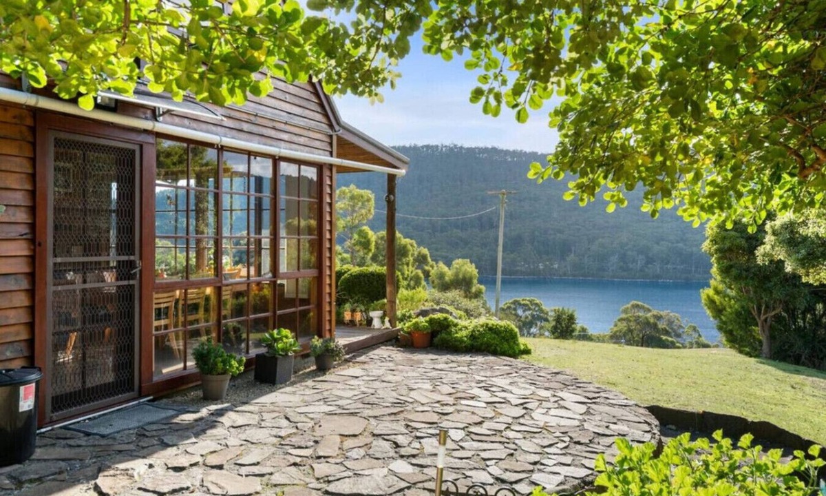 Eaglehawk Neck Cottage | Exclusive Cottage: Views, Gardens, & Fireplaces