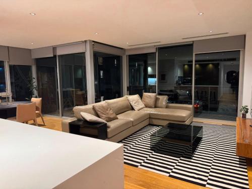 Capital Hill Apartment | Executive 2B2B Luxury Apartment Barton- 7-10 min walk to PH, M-Oval & Lake BG