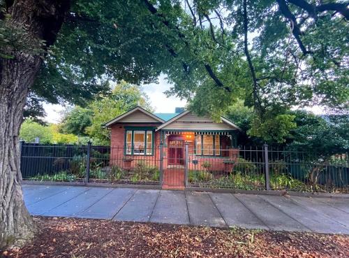 Albury House | Executive Cottage, Luxe 1930s Stay in the Heart