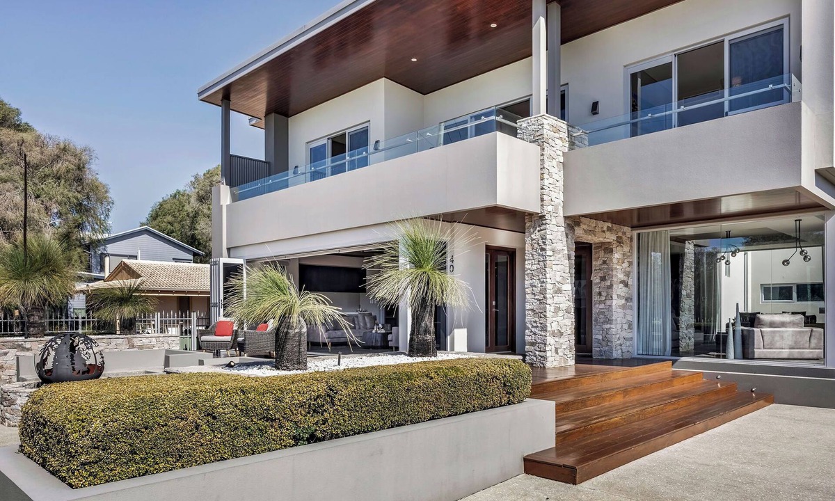 Dunsborough House | EXTRAVAGENT AND STYLISH TWO STOREY HOME WITH HUGE OUTDOOR ENTERTAINING AREA