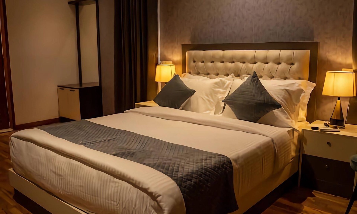 Thrippunithura Hotel | FA GARDENS