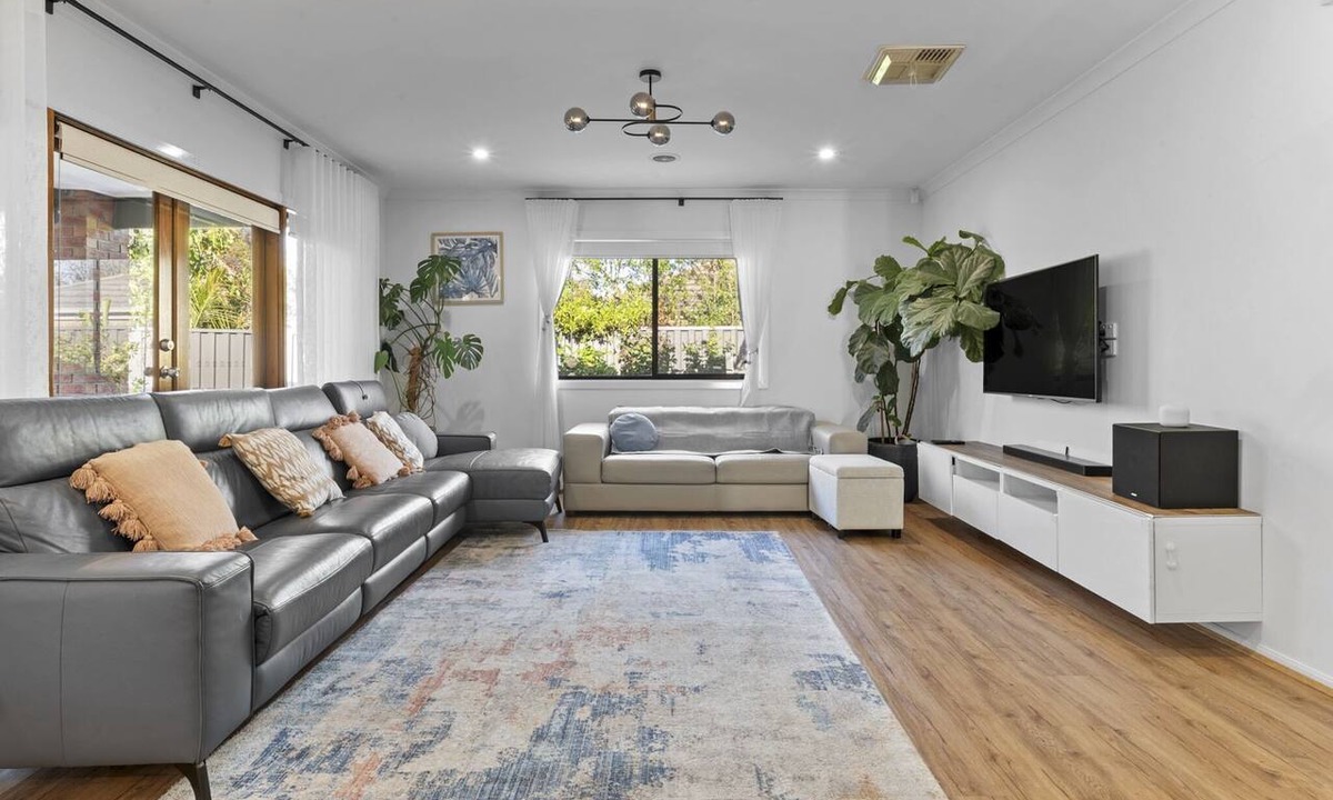 Point Cook Apartment | Family Escape with Private Courtyard