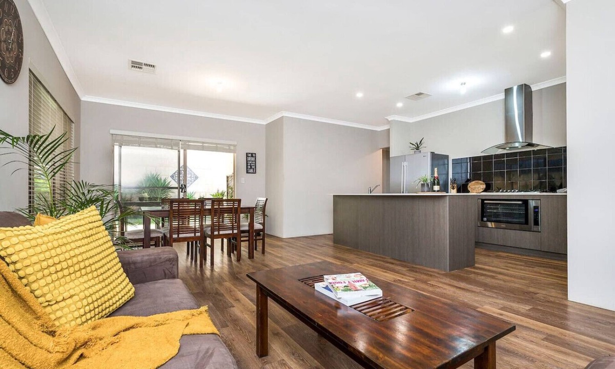 Jane Brook House | Family Friendly 4BR Home - Free Parking, Fast WiFi