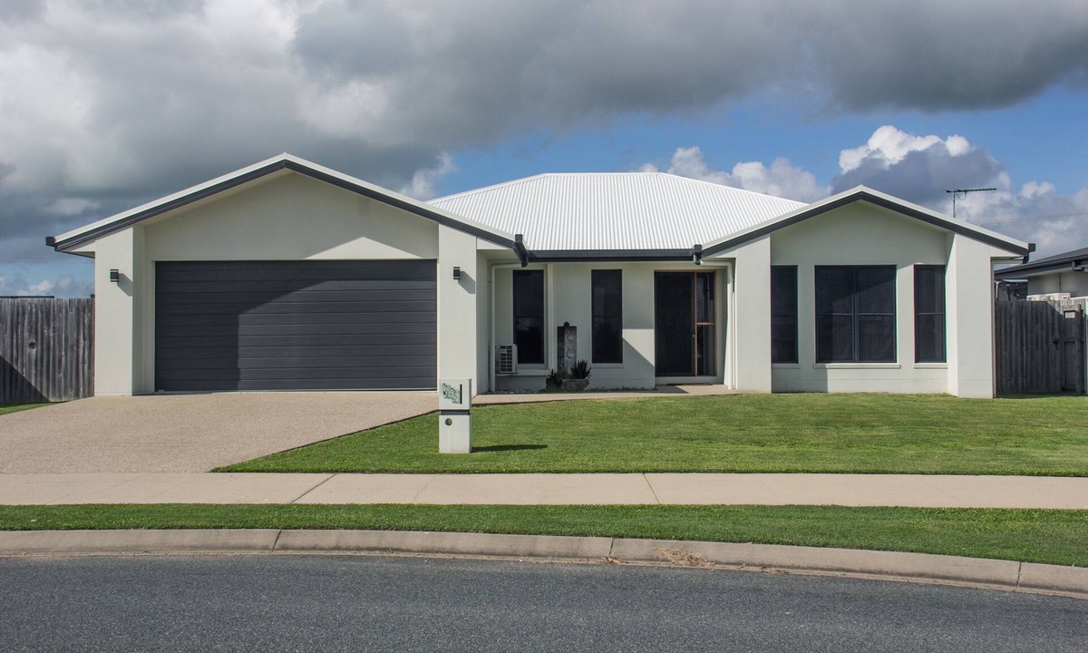 Ooralea House | Family Friendly Holiday Home 2 night min