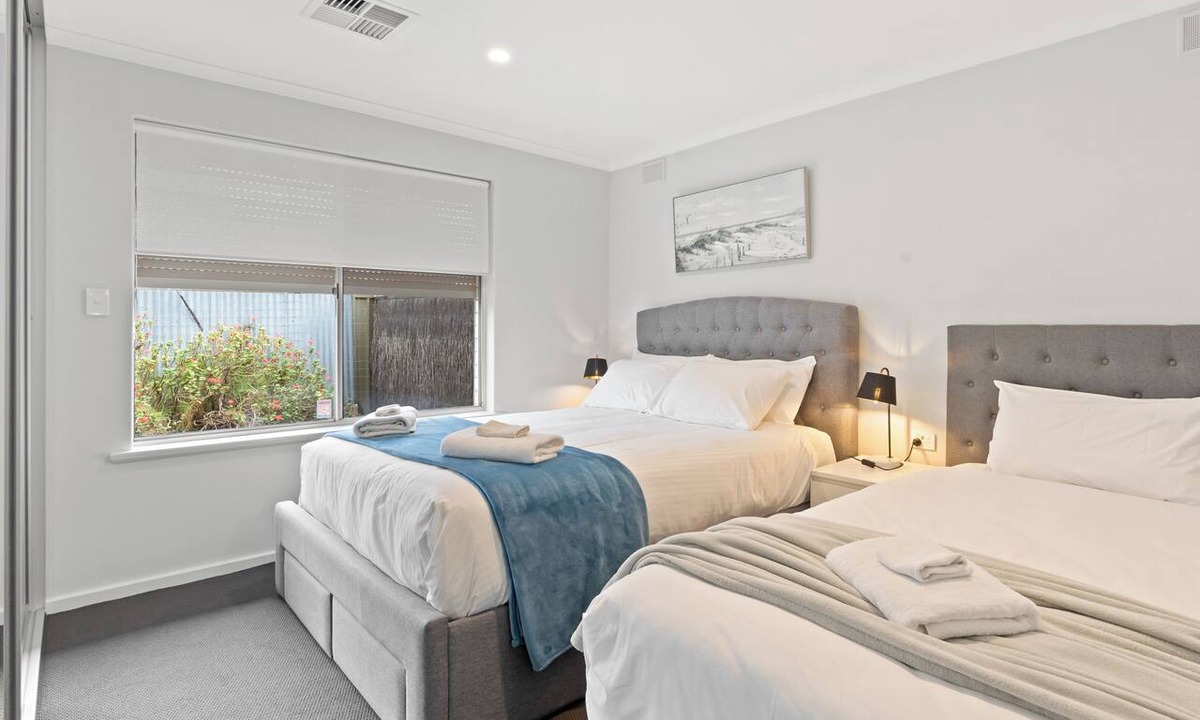 Payneham South Condo | Feel comfortable in this fully equipped, 2-bedroom unit located in quiet Payneham South, ideal for travelling workers & families. Easy parking, no stairs, heat & cool throughout, Wi-Fi, linen hire inc., keyless entry & easy self check-in!