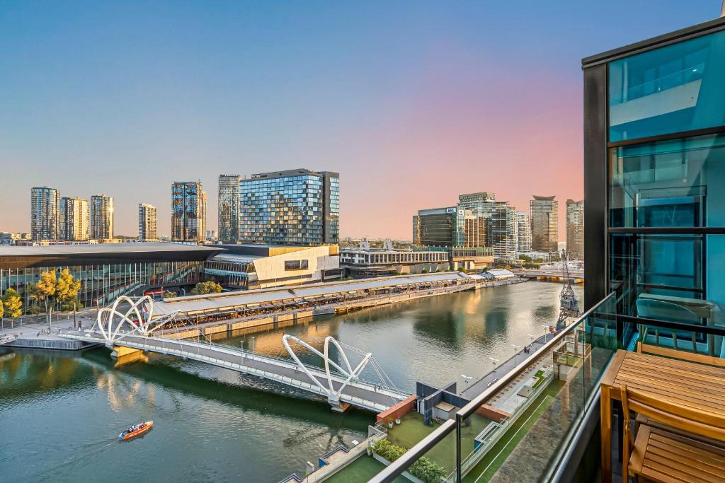 Docklands Apartment | Flinders Wharf - River Views & Free Parking