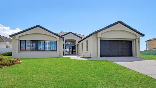 Port Macquarie House | Floating On The Canals