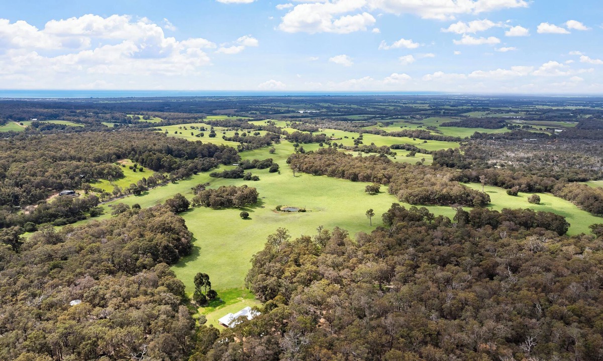 Yallingup Siding House | For The Birds Yallingup- Panoramic Views, Spacious Home, Wineries Surround