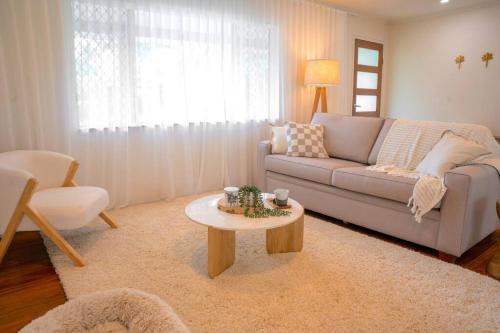 Trinity Beach House | Four Palms, 8 min walk to Beach- Pet Friendly
