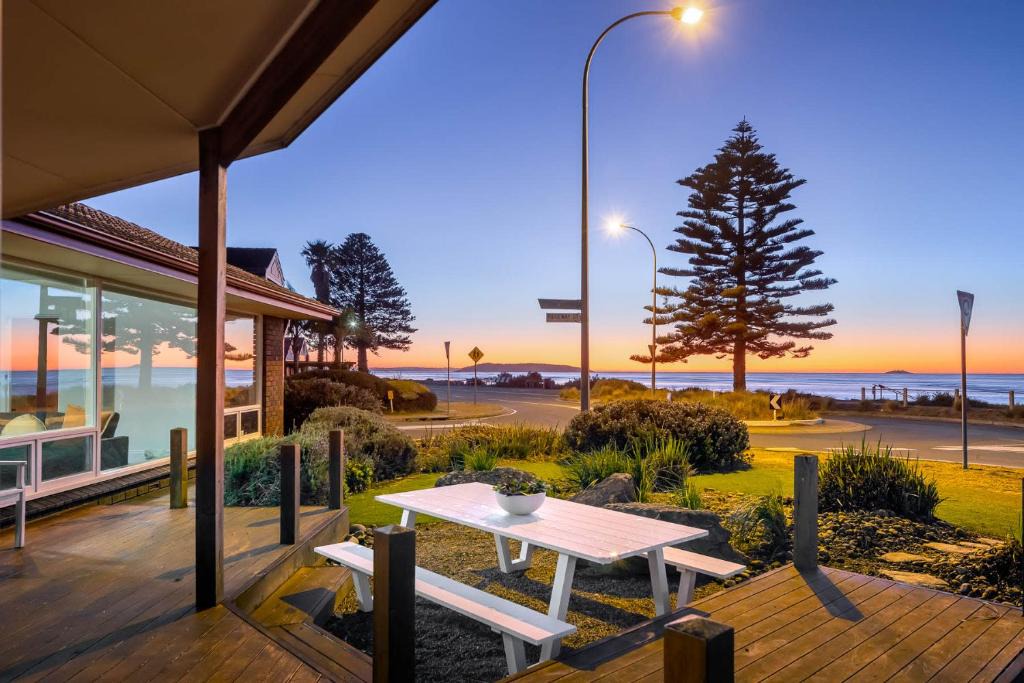 Encounter Bay House | Frankies Beach House - A Breezy Esplanade Escape