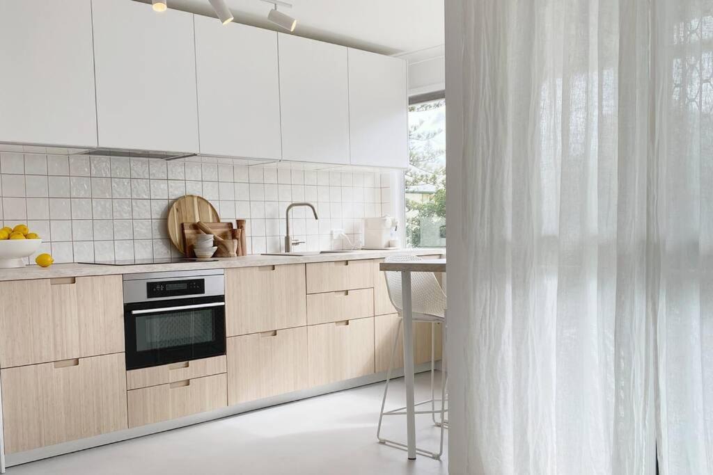 Surfers Paradise Apartment | Freddies Pet-Friendly Apt Steps to Beach