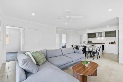 Crestmead House | Fresh and Stylish 4BR Getaway Near Local Parklands