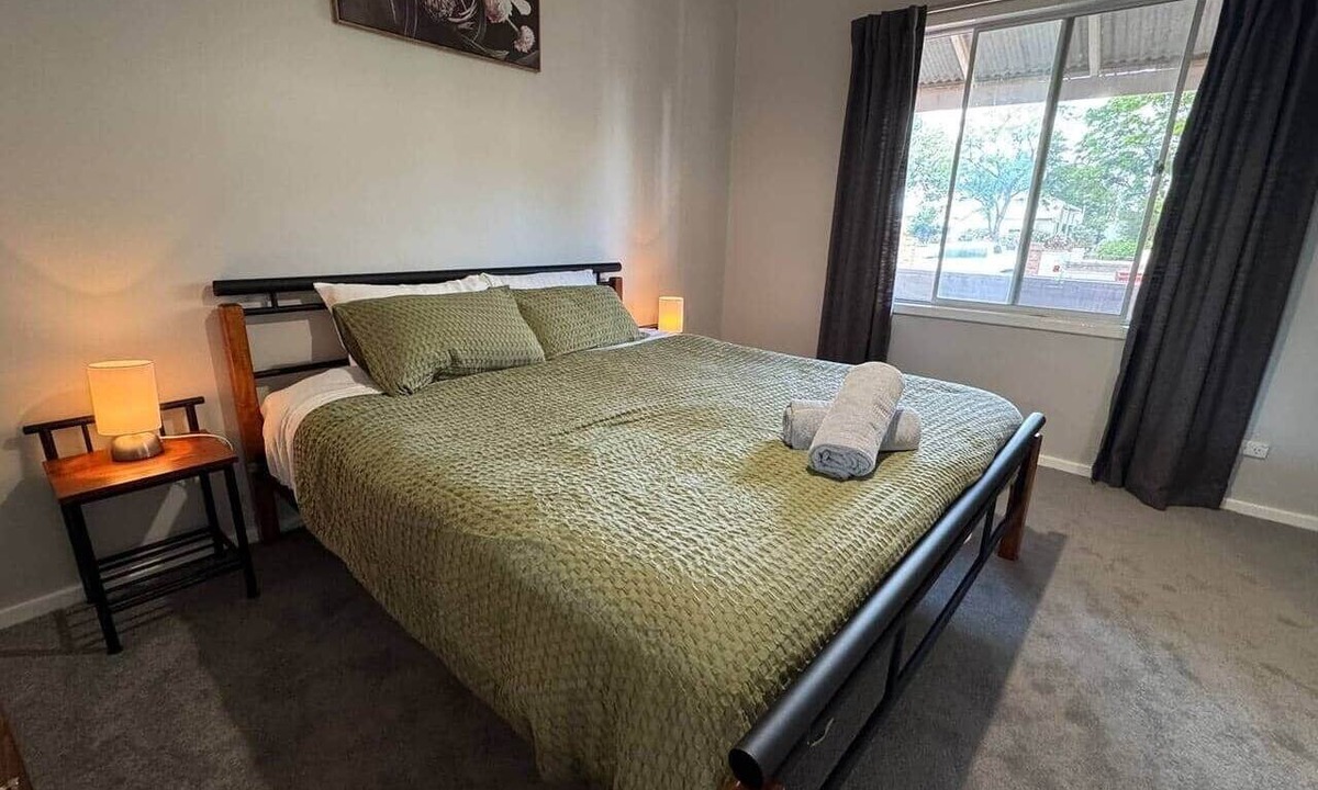 Merredin House | Fully Equipped House - Walk to Shops and Train