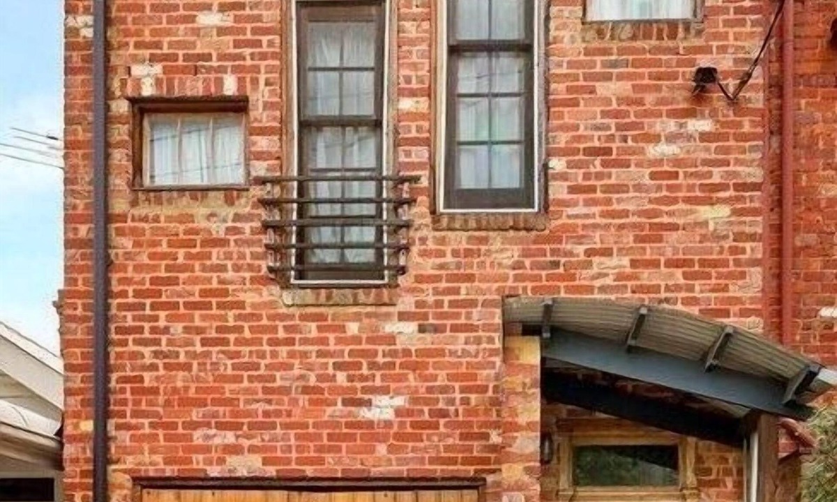 Port Melbourne Apartment | Funky Port Melb. Warehouse meets NY Loft, Oz Style