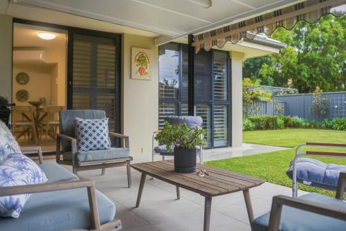 Coffs Harbour House | Garden Villa at Diggers - Walk to Restaurant and Beach