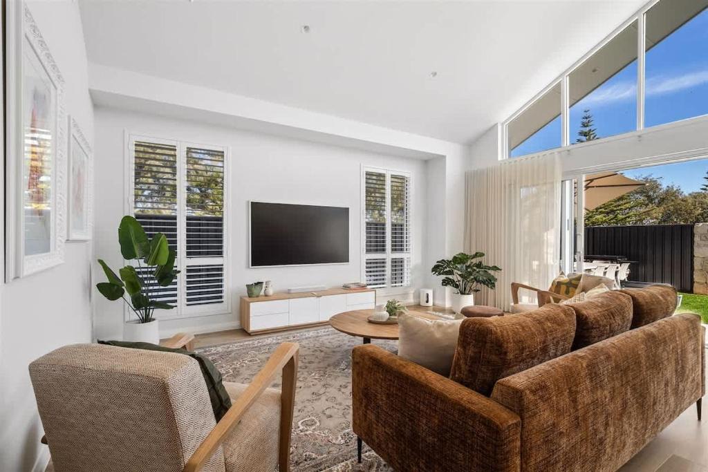 Geographe House | Genoa House - Coastal Elegance at the Marina's Edge