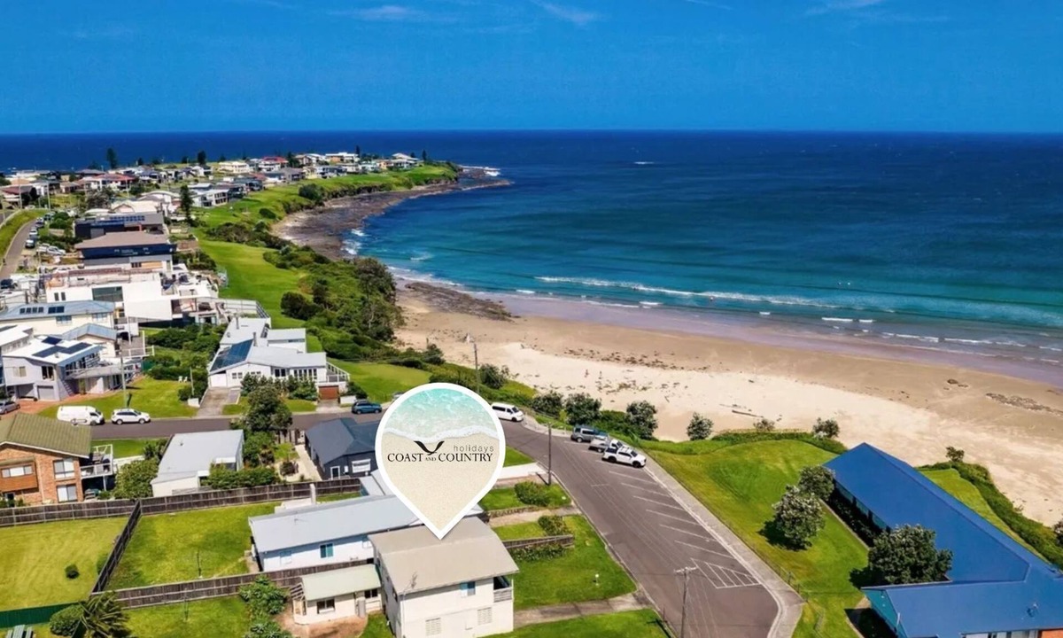 Gerroa House | Gerroa House located mere steps from Seven Mile Beach.