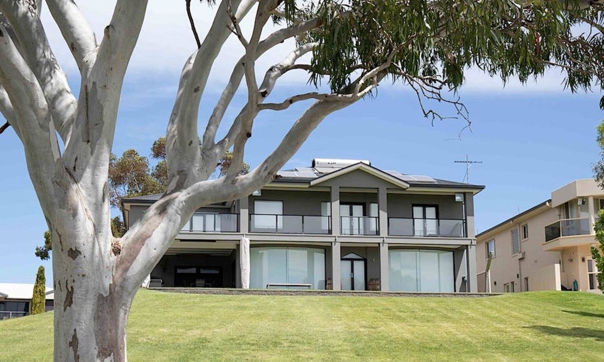 White Sands House | Getaway at River Paradise: Murray Bridge's Ultimate Riverside Retreat