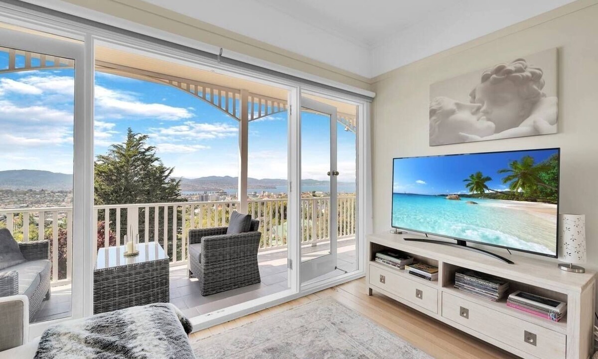 West Hobart House | Glorious Views - Beautiful 1925 Heritage House