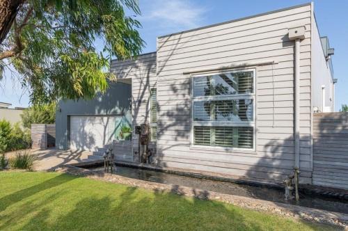 Fingal House | Golf at Moonah Links , Indoor Spa & Premium Golf Course Access