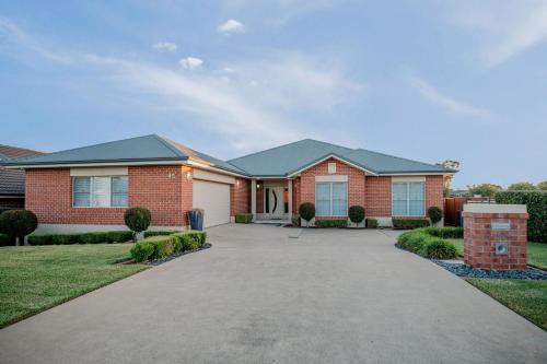 Hillvue House | Golf Course Retreat, 3BR Family Home with Stunning Views