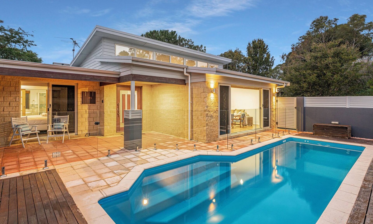 Dunsborough House | GORGEOUS CONTEMPORY ESCAPE SHOWCASING LUSH GARDENS AND LUXE SPARKLING POOL