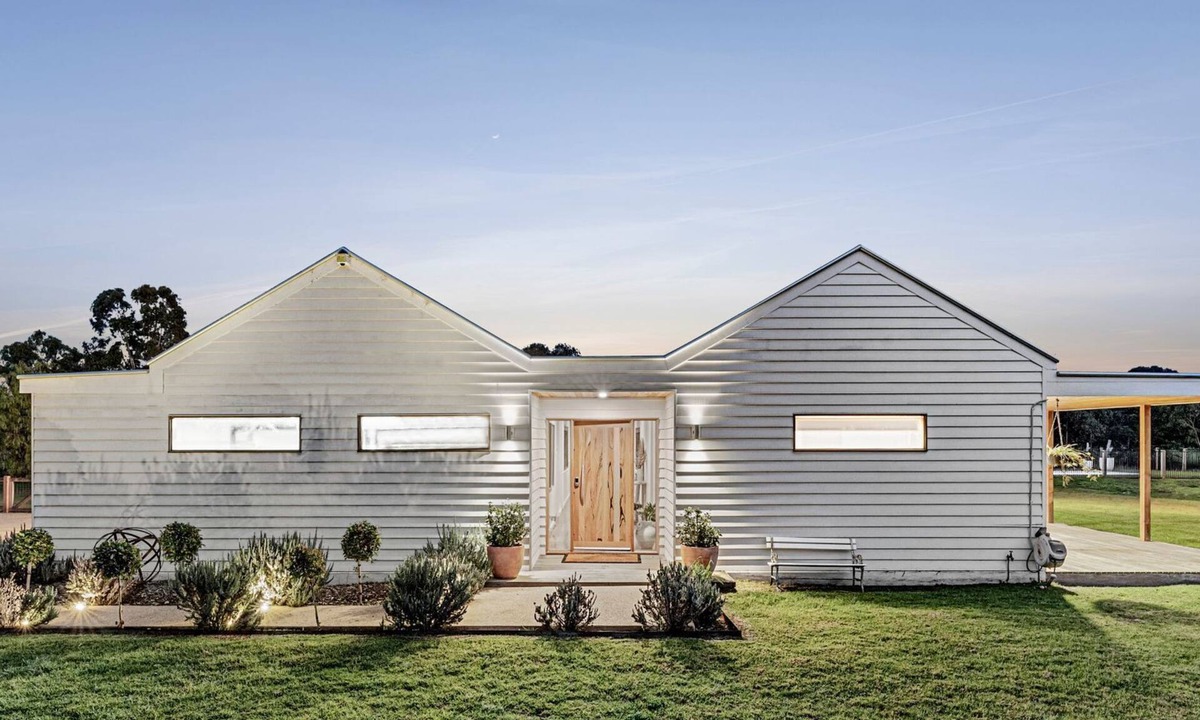 Torquay House | Grasslands Estate with Pool