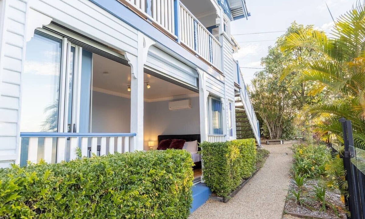 Sherwood House | Great Value Studio | Pool & Great Location &Train