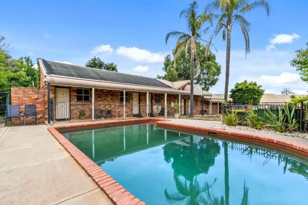 Macleod Hotel | Greensborough Motel