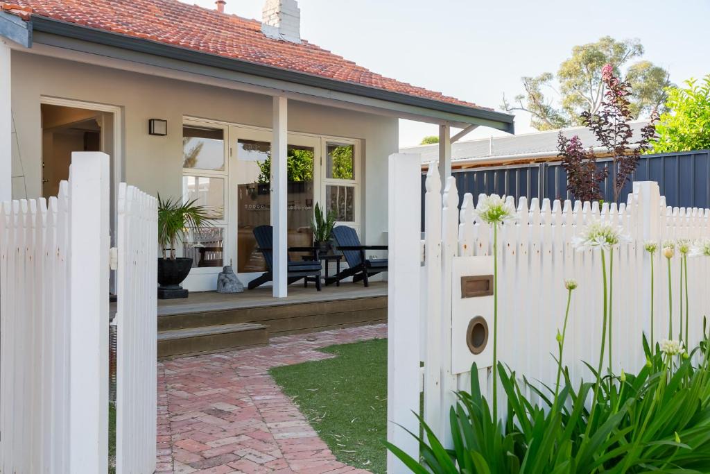 Guildford House | Guildford Cottage Swan BnB Management